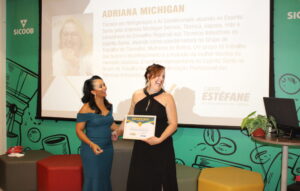Conselheira Titular do CRT-ES, Adriana Neto homenageada com uma placa pela vice-prefeita de Vitória, Capitã Estéfane